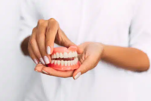 the,dentist,is,holding,dentures,in,his,hands.,dental,prosthesis